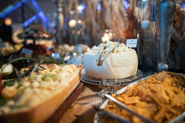 Comment organiser une soirée dînatoire pas chère?